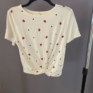 Strawberry tee juniors size: M 🍓🖤